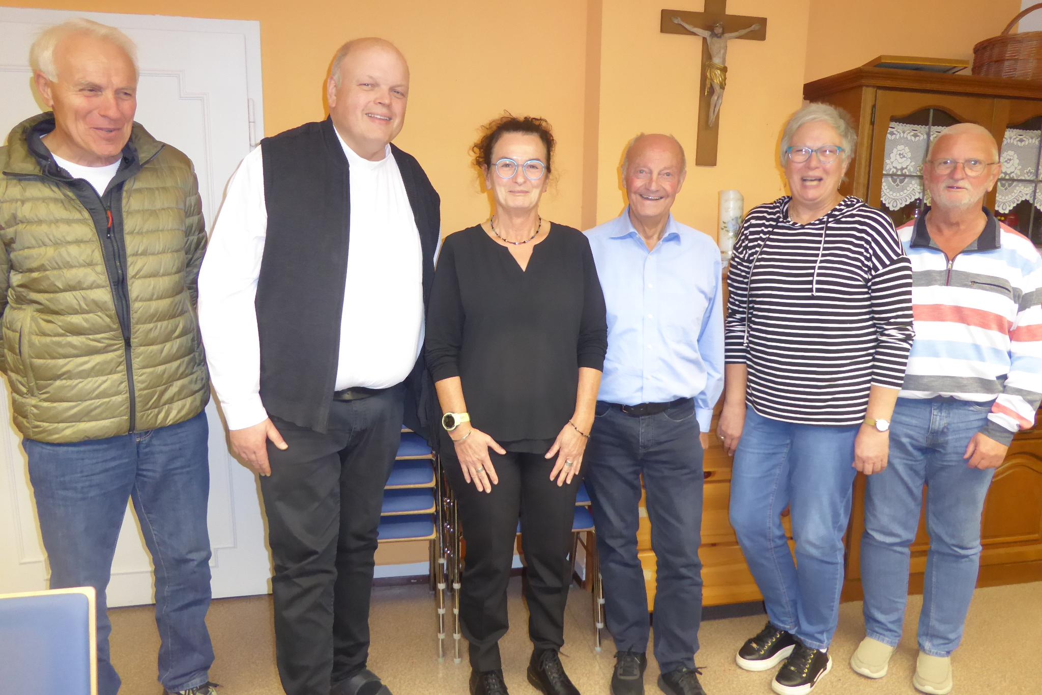 Der neu gewählte Vorstand der Ulmener St. Matthias-Pilgergemeinschaft wird erstmals von der Brudermeisterin Steffi Dreis-Moser (Bildmitte) geleitet.