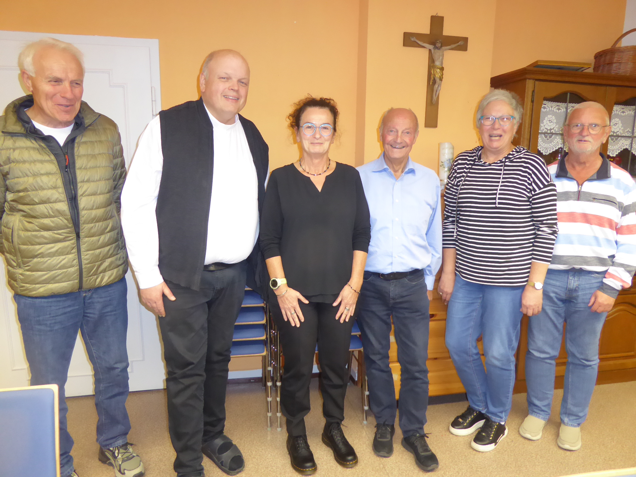 Der neu gewählte Vorstand der Ulmener St. Matthias-Pilgergemeinschaft wird erstmals von der Brudermeisterin Steffi Dreis-Moser (Bildmitte) geleitet. (c) Stephan Koziol Der neu gewählte Vorstand der Ulmener St. Matthias-Pilgergemeinschaft wird erstmals von der Brudermeisterin Steffi Dreis-Moser (Bildmitte) geleitet.